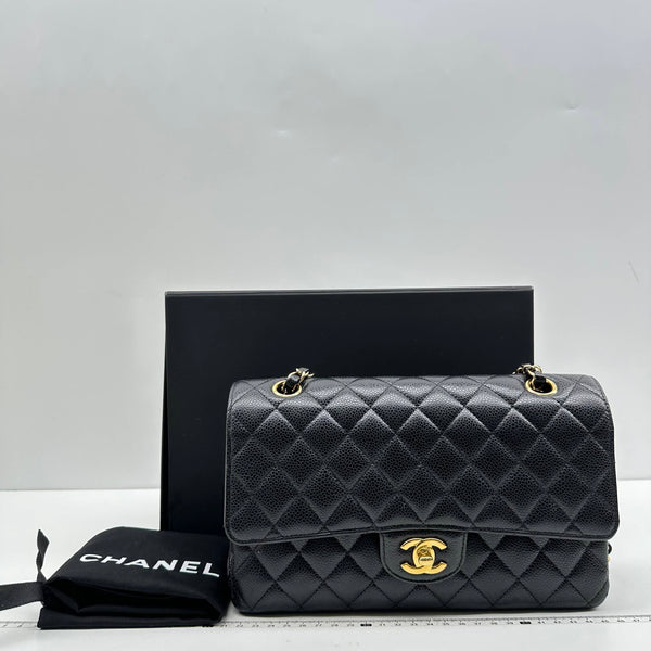 Chanel/CC Caviar Classic Double Flap Medium Black with Gold Hardware