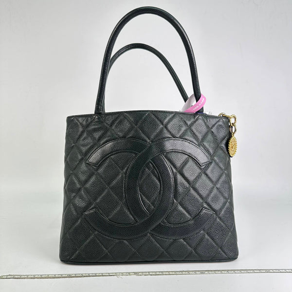 Chanel/CC Medallion Caviar Green Diamond Quilted Tote Bag