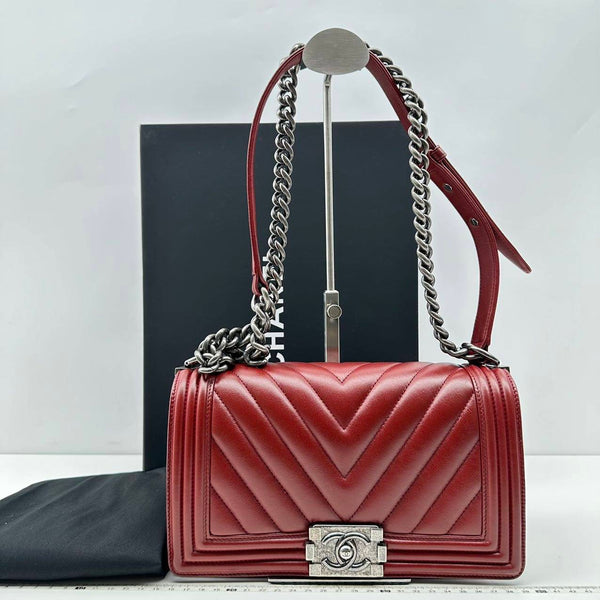 Chanel/CC Le Boy Medium Flap Chevron Lambskin Red Crossbody