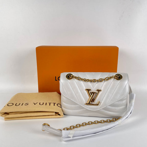 【TikTok Livestream】Louis Vuitton/LV New Wave Chain MM Pearlescent White Crossbody