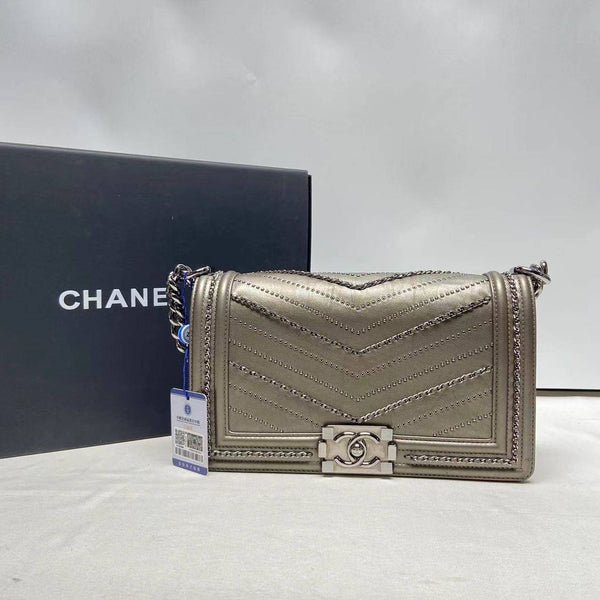 Chanel/ CC Le Boy Medium Flap Crumpled Chevron Chain Metallic Grey