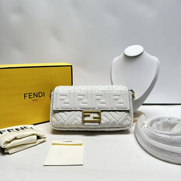 【TikTok Livestream】Fendi Baguette Medium White